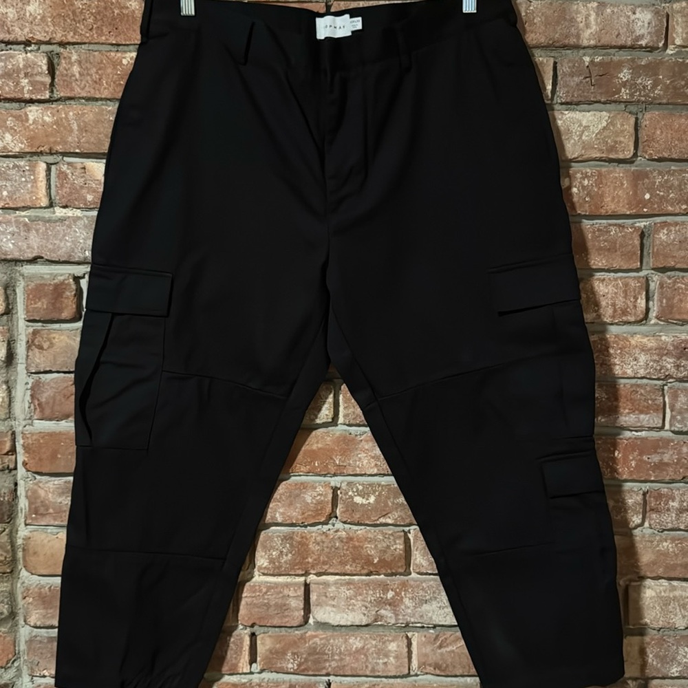 Cotton, baggy, cropped, barley worn, loose fit, cargo pant in black.